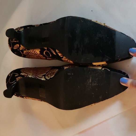 Elegant Black and Gold Heels - Picture 14 of 16